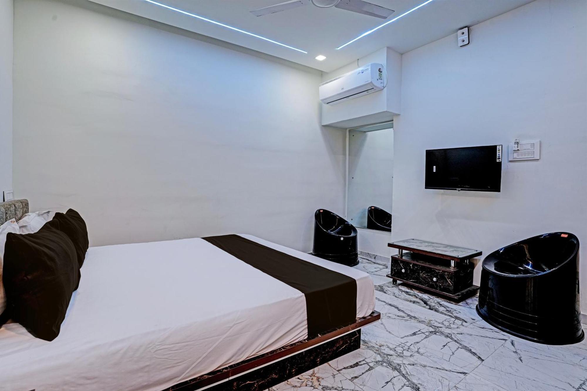 Hotel O White Palace Hotel Rajkot Exterior photo