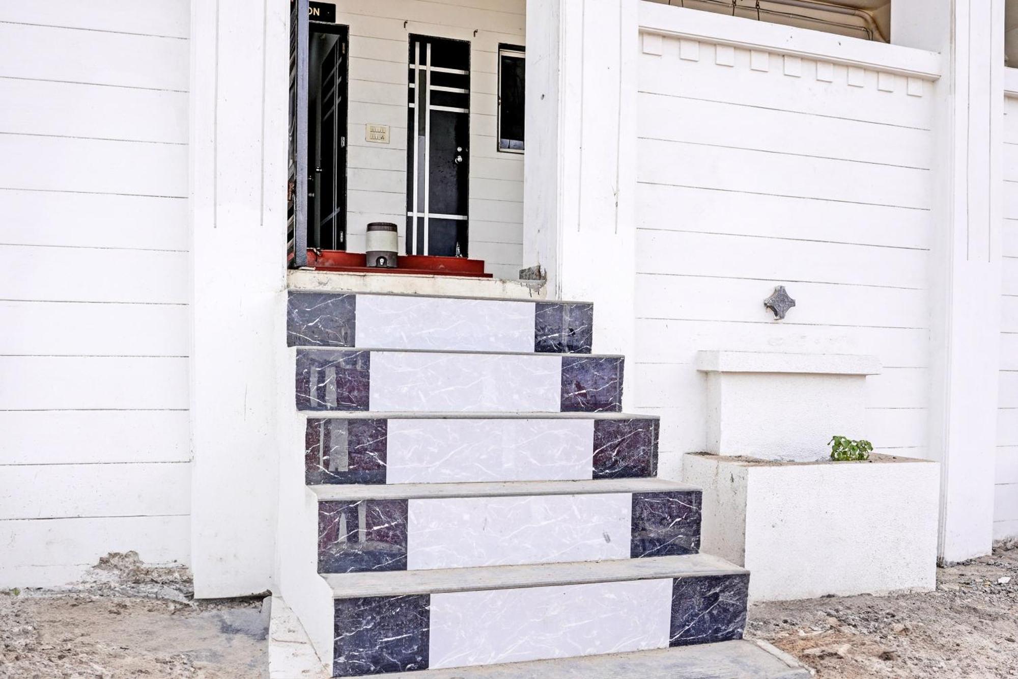Hotel O White Palace Hotel Rajkot Exterior photo