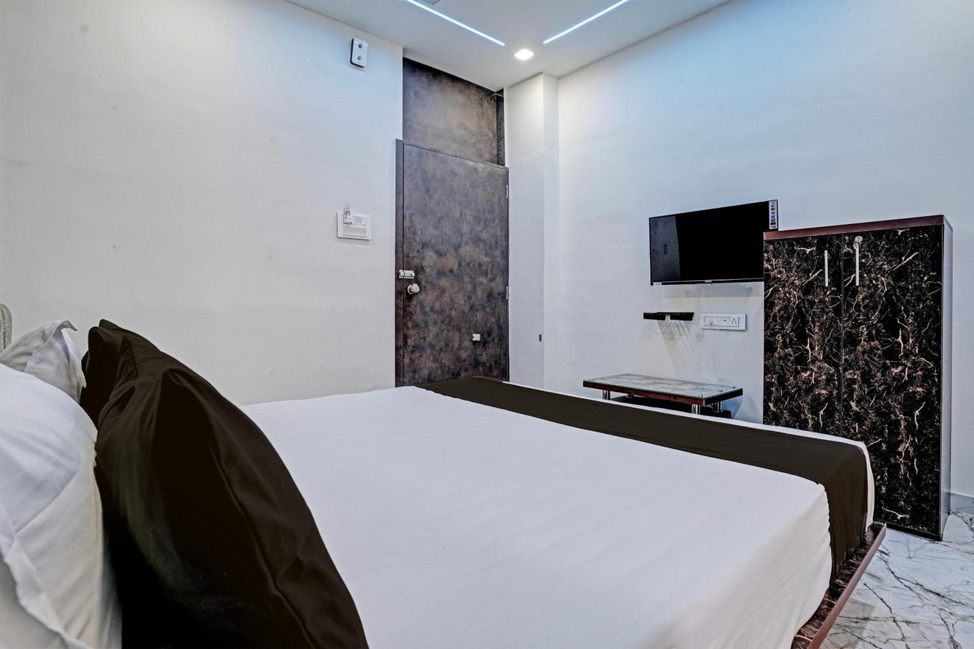 Hotel O White Palace Hotel Rajkot Exterior photo