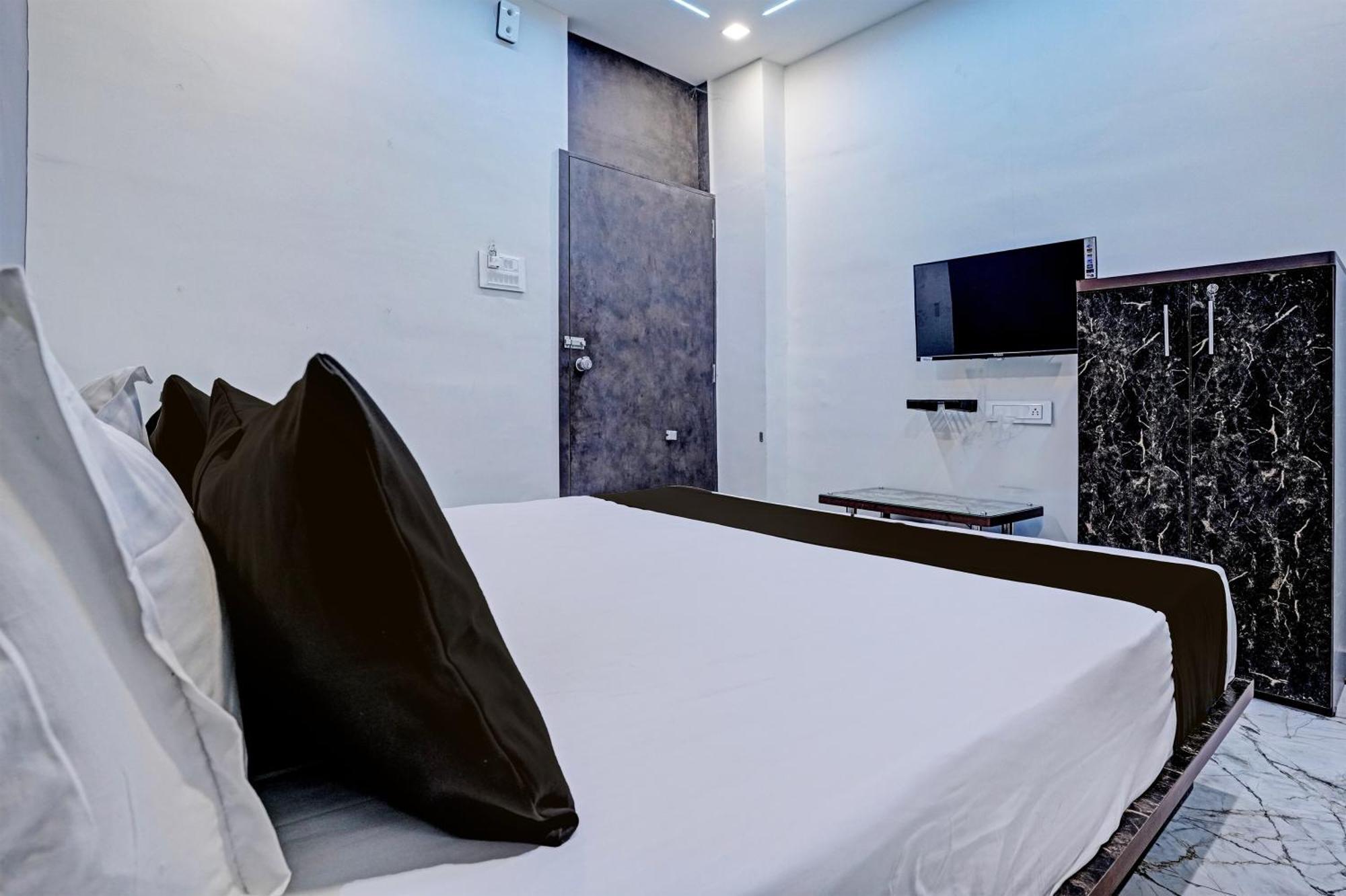 Hotel O White Palace Hotel Rajkot Exterior photo