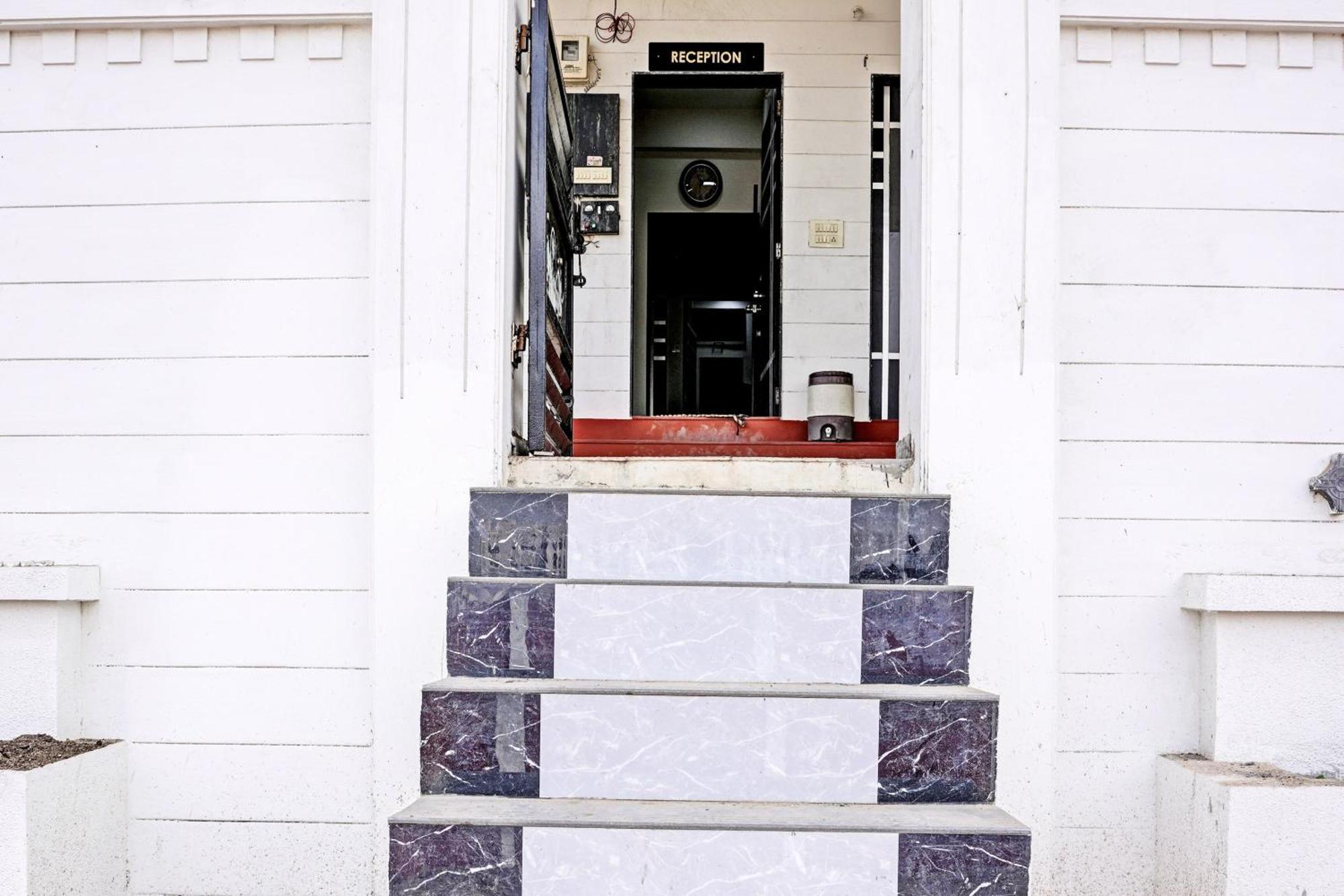 Hotel O White Palace Hotel Rajkot Exterior photo